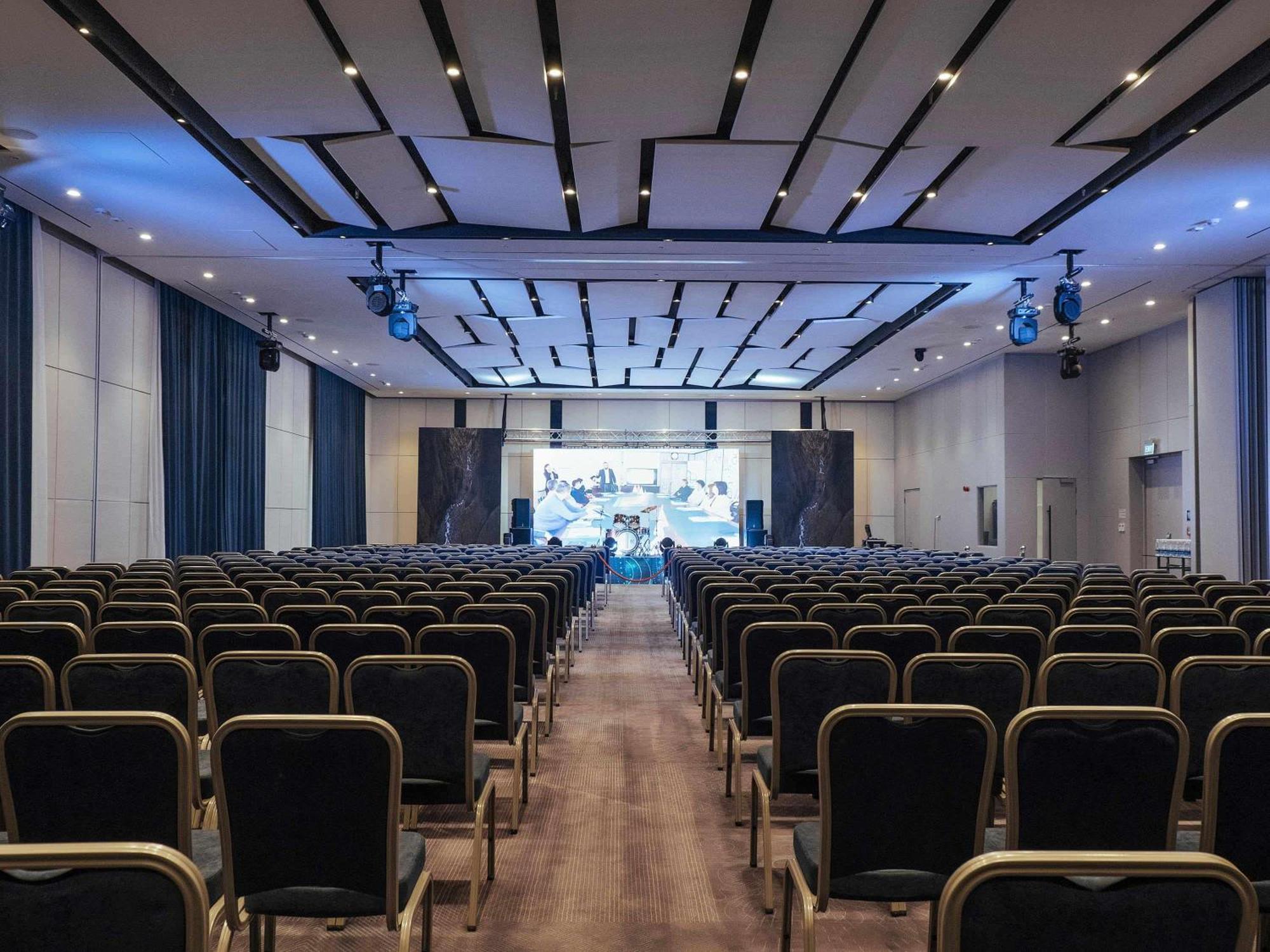 Novotel Bishkek City Center Esterno foto