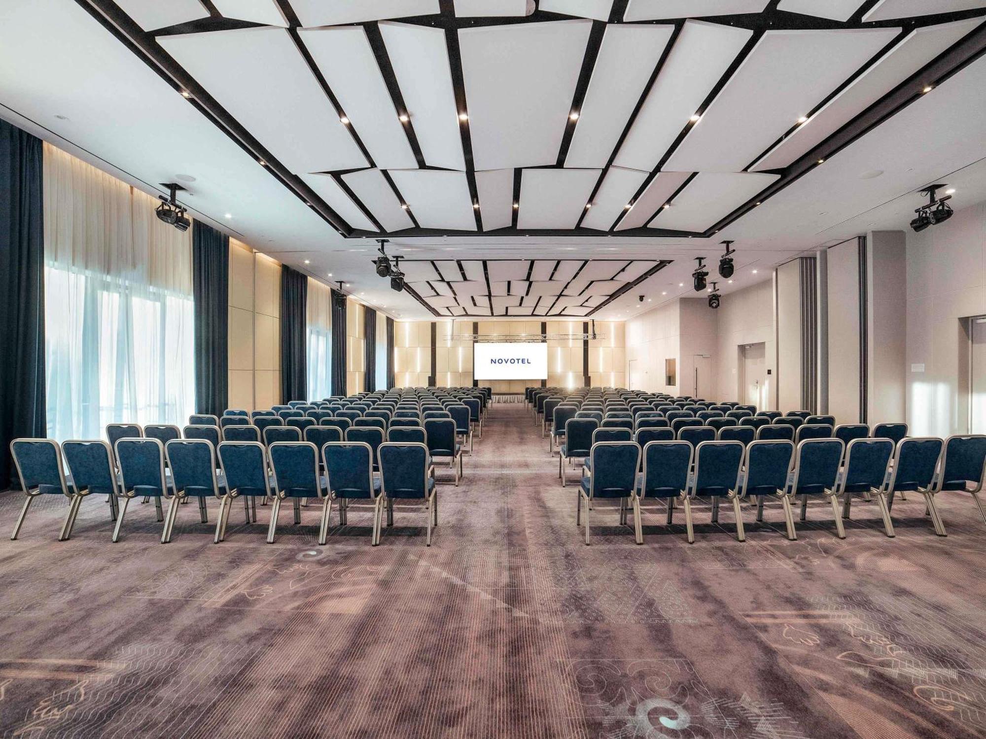 Novotel Bishkek City Center Esterno foto